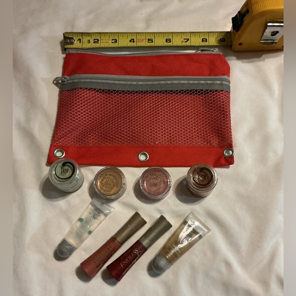 NEW 8 piece L'Oreal & more Lip Glosses in a Red Mesh Cosmetic Pouch Gray Trim